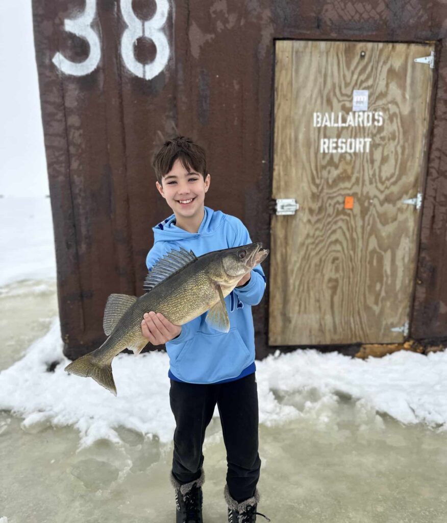 LAKE OF THE WOODS ICE FISHING! BALLARD'S RESORT! DECEMBER WALLEYE FISHING!